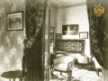 Careva radna soba u Konaku sa bijelim plafonom i zidovi obloženi cvijetnim tapetama svijetle boje