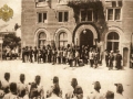Mostar, 03. juni 1910. sati 14:30; Ispred hotela Narenta car poziva na organizirani dvorski objed uglednu 51 osobu sa tri zajednička ministra Monarhije Aehrenthal, von Schonaich, baron Burian i ostali