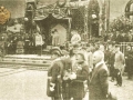 Ilidža, 02. juni 1910. sati 16:30; Car na terasi lječilišta u društvu dostojanstvenika dok su balkoni hotela Austrije i Hungarije sjedile gospođe u bijelim toaletama